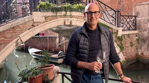 VIDEO Actorul Stanley Tucci, în vizită în Republica Moldova, a învățat să gătească borș. El s-a întâlnit cu refugiați ucraineni