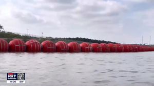 Departamentul Justiţiei din SUA dă în judecată statul Texas din cauza barierelor plutitoare amplasate pe fluviul Rio Grande pentru a bloca traversările de migranţi dinspre Mexic