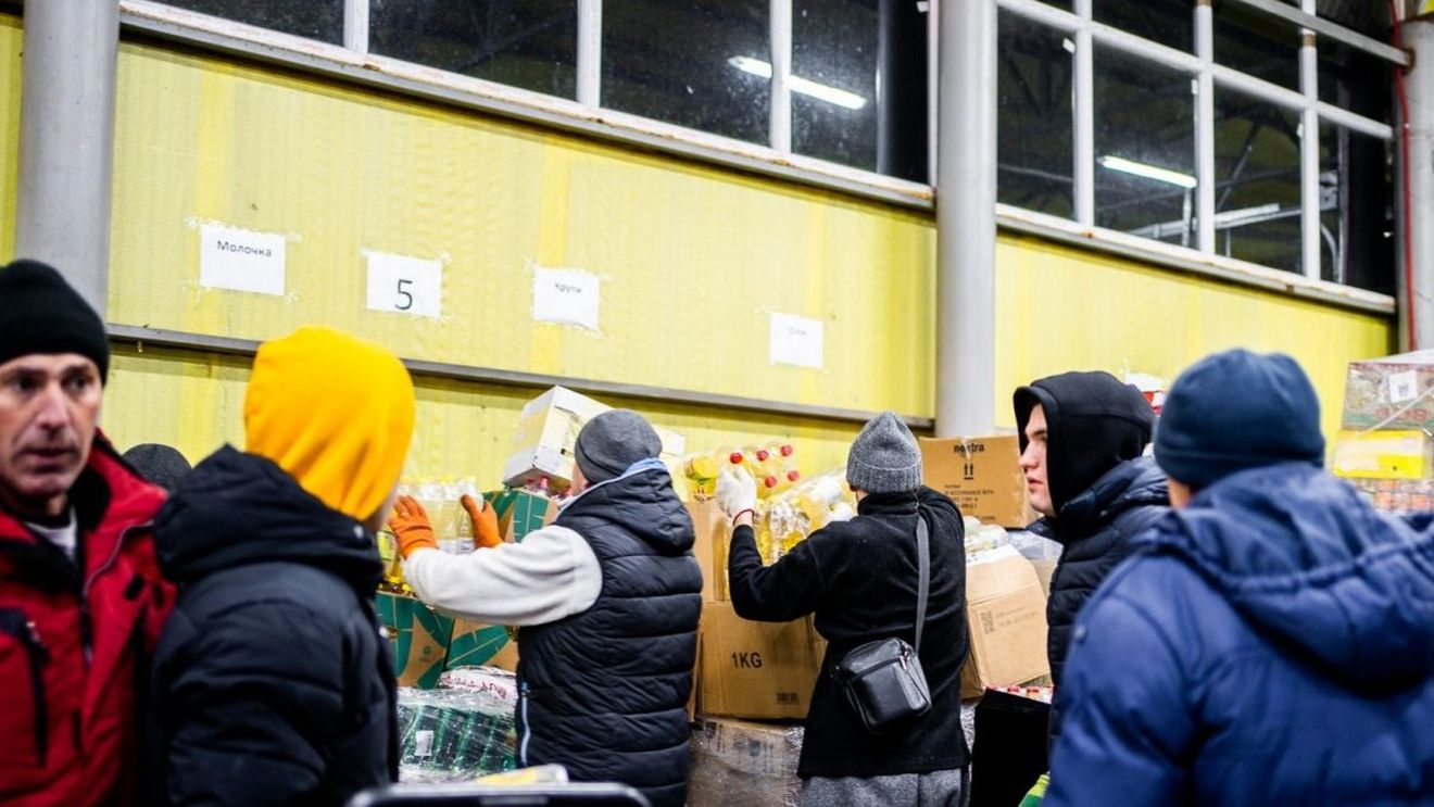 FOTO Un convoi umanitar de 11 tiruri al Arhiepiscopiei Sucevei și Rădăuților a ajuns la Cernăuți / Pentru colectarea ajutoarelor s-a implicat și Arhiepiscopia Vadului, Feleacului şi Clujului