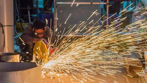 Eurostat: Românii muncesc printre cele mai multe ore din Uniunea Europeană / Un angajat de la noi este plătit în medie cu 13,6 euro pe oră / Mai puțin decât atât au doar bulgarii - 12 euro pe oră