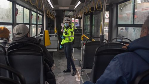 Se externalizează serviciul de curățenie din mijloacele de transport ale Societății de Transport București / ”Nici mie nu îmi face plăcere, atunci când mă plimb cu tramvaiul, să văd că sunt gunoaie aruncate pe jos”