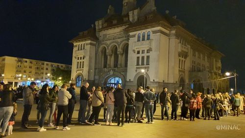 Aglomerație și cozi la muzee în noaptea cu intrare liberă/ Tineri și familii cu copii, publicul majoritar la a XIX-a ediție de Noaptea Muzeelor