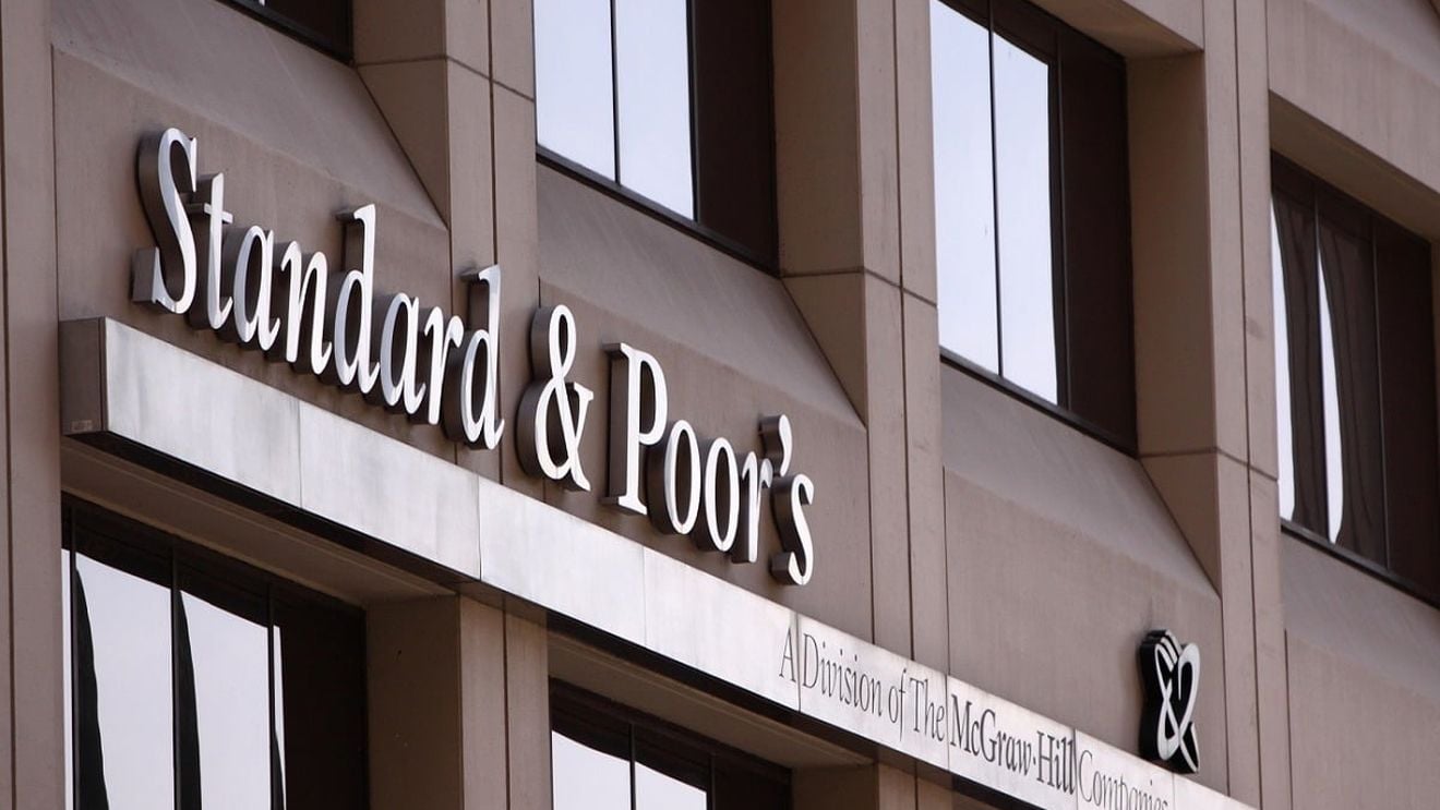 BREAKING Veste bună. Standard&Poor’s a revizuit perspectiva de rating a României la stabilă, după ce Guvernul a „dezamorsat” riscurile fiscale pe termen scurt