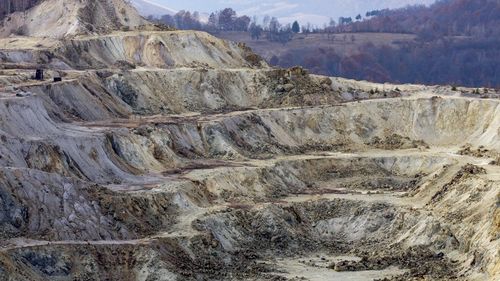 Discuţii la Guvern pe tema situaţiei de la Roşia Montană, după ce RMGC a anunţat că nu mai întreţine o galerie lungă de câțiva kilometri/ Minvest Deva ar urma să asigure paza şi întreţinerea galeriei