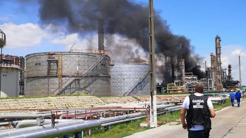 Fumul din incendiul de la Petromidia se îndreaptă spre mare și nu sunt depășiri de particule periculoase în zonă, transmite Ministerul Mediului