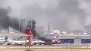 VIDEO Un avion a fost avariat în schimbul de focuri dintre Armata sudaneză și grupările paramilitare care au ocupat trei aeroporturi și Palatul Prezidențial în urma loviturii de stat