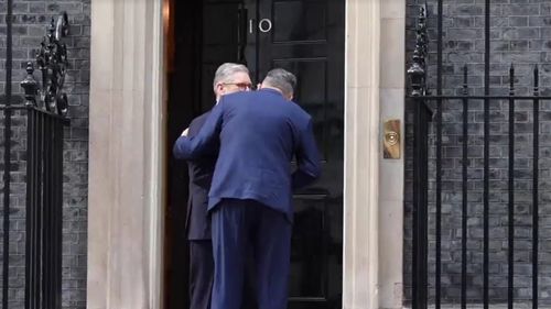 VIDEO Premierul britanic, nedumerit când Marcel Ciolacu încearcă să-l pupe / Ciolacu îl invită pe Starmer în propria locuință din Downing Street