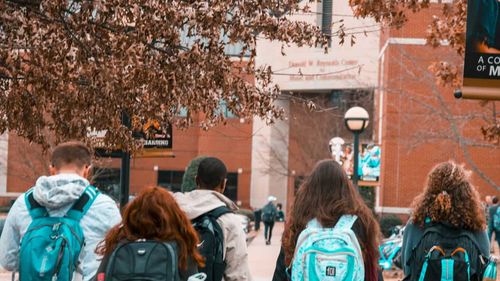 Ministerul Educaţiei a lansat un program naţional prin care liceele vor putea propune noi modele de studiu şi „inovaţii educaţionale”/ Daniel David: Facem un pas important în zona de descentralizare. Avem nevoie să intrăm în logica „şcolii pentru copii”