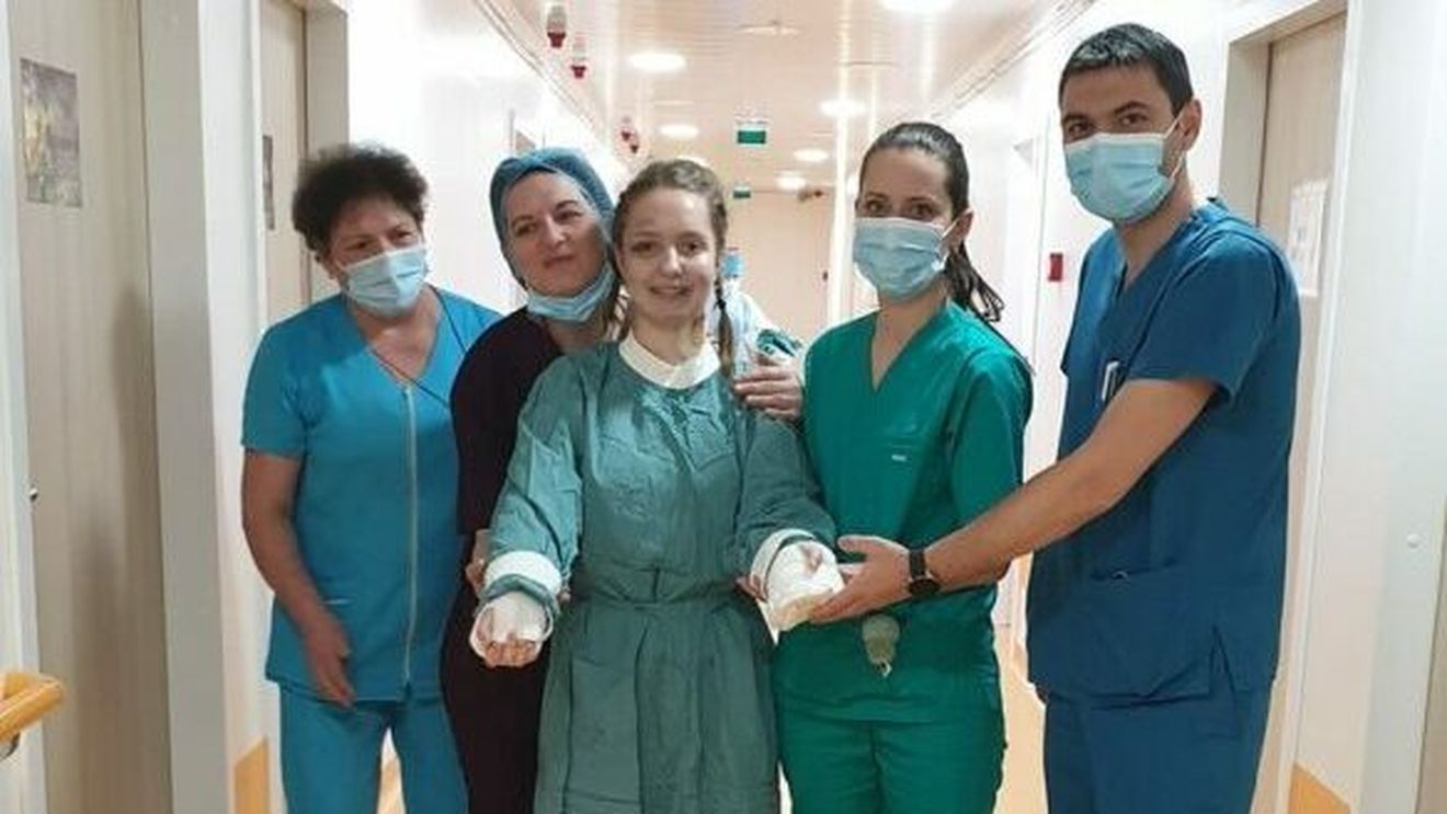 Declarația Alexiei, fata căreia i-au fost replantate ambele braţe, după ce a fost rănită în accidentul din Pașcani, la ieșirea din spital: Acum trebuie să văd ce va fi și trebuie să am o gândire pozitivă ca să pot să trec peste astea cu bine