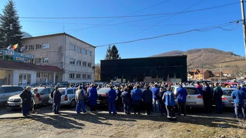 Noi proteste la Cugir. Angajații Uzinei Mecanice care produce arme și muniție de calibru NATO au întrerupt lucrul și au ieșit în fața fabricii din cauza salariilor mici și a condițiilor de lucru