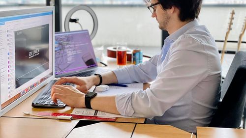 VIDEO Cornel Amariei schimbă lumea la 27 de ani. Povestea inventatorului care a creat „ochelarii” pentru nevăzători