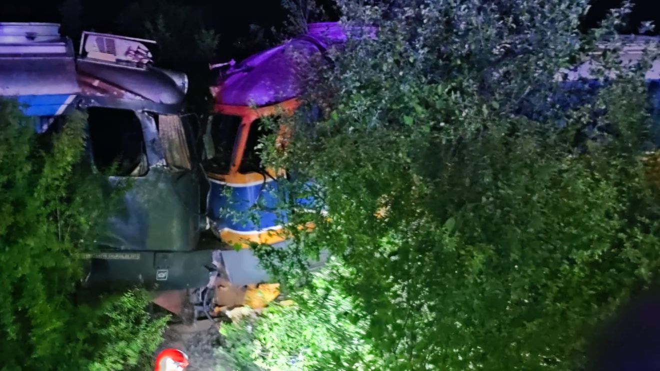 Două locomotive private s-au ciocnit pe ruta Videle-Giurgiu / Un mecanic, sub influența băuturilor alcoolice (surse)/ Două persoane au fost transportate la spital / Patru trenuri de călători au fost anulate