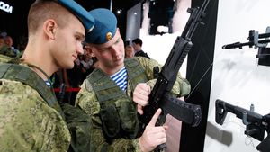 Rusia se desparte de vechile modele din legendara familie de puști de asalt „Kalașnikov”: Un nou lot de AK-12 a fost livrat armatei în acest an / Noua armă rezolvă una dintre marile probleme ale AKM