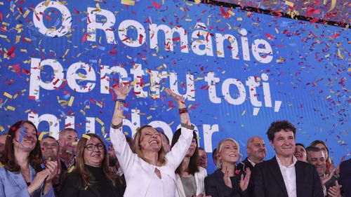 România TV, canalul fondat de fugarul Sebastian Ghiță, atac la Elena Lasconi în conferință de presă: Aveți peste 20 de dosare penale / Lasconi: Dragi români, nu vă mai uitați la România TV