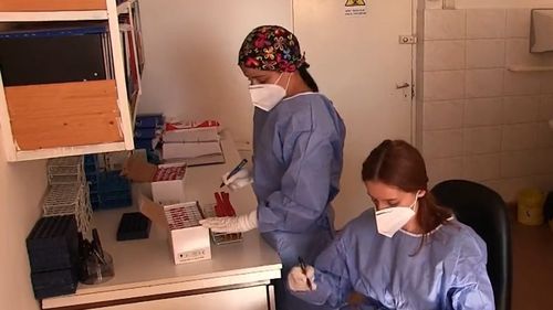 Cum a raportat Centrul Național pentru Controlul Bolilor Transmisibile analize „finalizate” pentru depistarea tulpinii UK care de fapt nu aveau încă rezultate / Rata de confirmare a testelor pentru noua variantă în România a crescut de la 27,3% la 32,8%