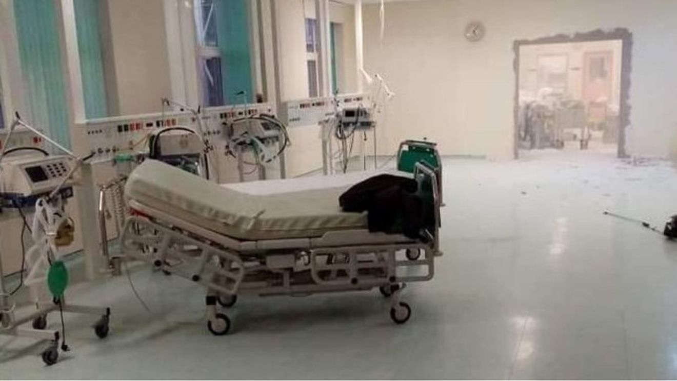 Un spital din Grecia a dărâmat pereții interiori ca să instaleze mai multe paturi la Terapie Intensivă pentru bolnavii Covid