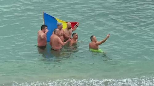 Curajoșii s-au prins în horă în mare, chiar dacă temperatura era de 7 grade Celsius. „O să mai încerc asta”