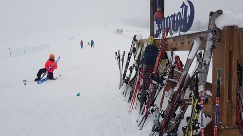 FOTO S-au deschis pârtiile de la Șureanu (Alba), se schiază pe zăpadă naturală pe 7 din cele 11 pârtii. Scurt ghid al zonei