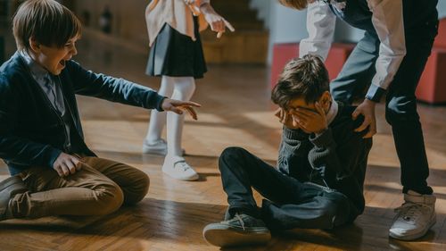 Proiect de lege depus în Camera Deputaților: Părinţii care nu îşi duc copiii agresori la consiliere psihologică riscă închisoarea