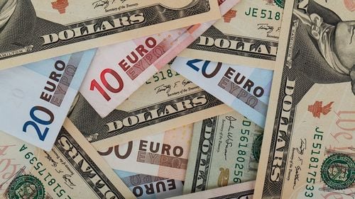 Companiile americane schimbă în euro obligaţiunile pe care le au în dolari, pentru a reduce costurile de finanţare / Dobânzile sunt mai scăzute în euro