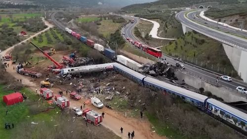 Furia populară crește în Grecia, după ce autoritățile au anunțat că ar putea încheia operațiunile de localizare a zecilor de pasageri încă dispăruți/ Sicriele celor 57 de victime vor ajunge închise la familii, „din motive psihologice”
