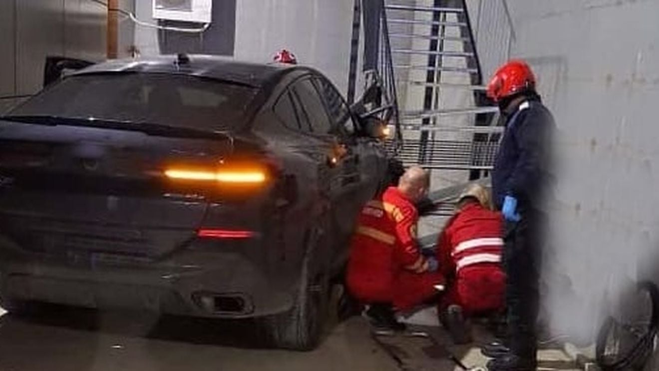 Un tânăr în scaun cu rotile a murit călcat de o mașină, în curtea unui centru medical din Bihor / O asistentă medicală și un alt băiat în scaun cu rotile au fost răniți