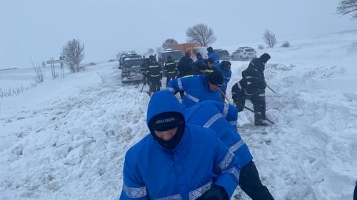 LIVE Se instalează starea de alertă în județul Vrancea / Jandarmii, scoși la deszăpezire pe cel mai afectat drum, DN2 (E85): Vom rămâne în zonă până când ne vom asigura că toți oamenii sunt în afara pericolului