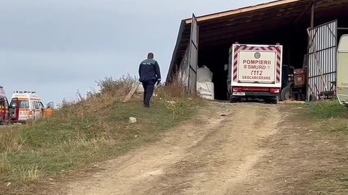 Trei morți într-un sat din Bacău după ce acoperișul unei ferme agricole s-a dărâmat