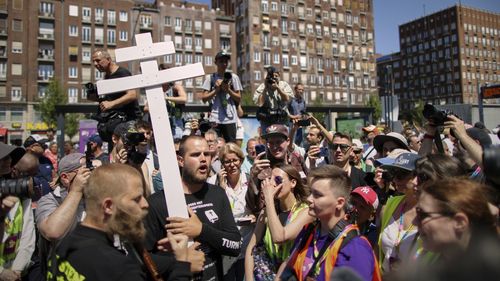 FOTO UPDATE Aproximativ 200.000 de persoane au participat la Budapest Pride, printre care 70 de deputați europeni și numeroși diplomați / În fruntea manifestaţiei s-a aflat primarul Budapestei, însoţit de Yolanda Díaz, vicepremierul spaniol / Premierul ungar Viktor Orban a fost ironizat într-o operă de artă stradală
