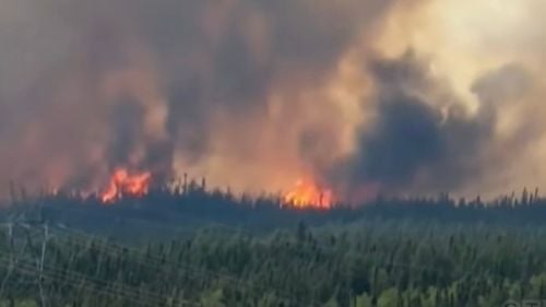 Incendii forestiere în Canada/ Evacuări în Marele Nord canadian, în urma unui incendiu forestier care arde de săptămâni întregi în această regiune