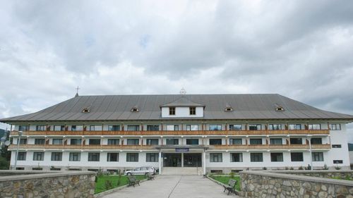 Călugăr din Mănăstirea Neamţ, cercetat penal pentru agresiune sexuală asupra unui tânăr aflat în carantină