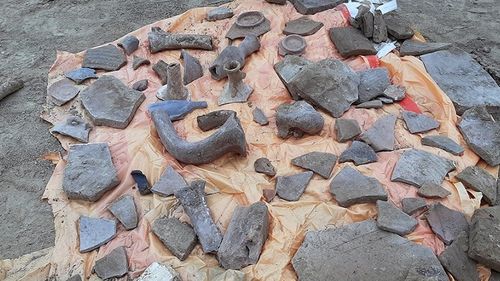 Bucăți din Cetatea antică Tomis, aruncate pur și simplu la gunoi de investitorul imobiliar care construiește un bloc peste vestigiile istorice. Arheologii denunță distrugerea unor mărturii inestimabile