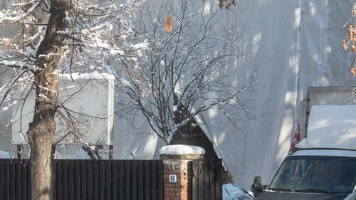 Deputatul USR Ionuț Moșteanu merge la sediul RA-APPS pentru a cere acces la contractul secretizat privind renovarea vilei de 9 milioane de euro