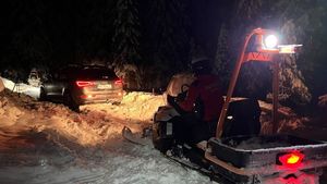O familie cu un copil de 5 luni, salvată de pe munte / Au rămas blocați în zăpadă după ce au intrat pe un drum din Alba, închis iarna