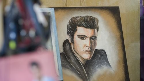 Fanii Elvis Presley s-au adunat în oraşul german unde regele rock'n'roll a făcut armata/ Se așteaptă ca peste 30 de mii de fani îmbrăcați retro și imitatori ai lui Elvis să participe la festival