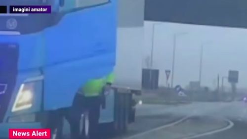 Arad: Polițiștii au demarat o anchetă după ce au apărut imagini cu un coleg de-al lor care îndreaptă arma spre un şofer de TIR