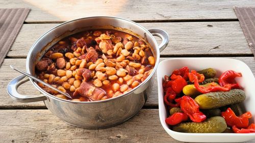VIDEO | Fasole cu cârnați, slană și afumătură, ca la mama acasă, pentru masa de 1 Decembrie și nu numai