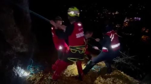 VIDEO Brașov: Un tânăr băut a căzut într-o zonă abruptă pe Tâmpa / Intervenție dificilă a salvamontiștilor pentru a-l recupera