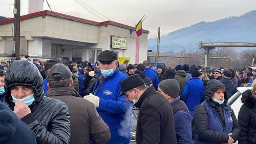 VIDEO Muncitorii de la Uzina Mecanică Cugir și Fabrica de Arme unesc protestele/ 300 de angajați de la "Fabrica de Sus" au plecat spre "Fabrica de Jos": Solicită salarii mai mari și condiții mai bune de muncă