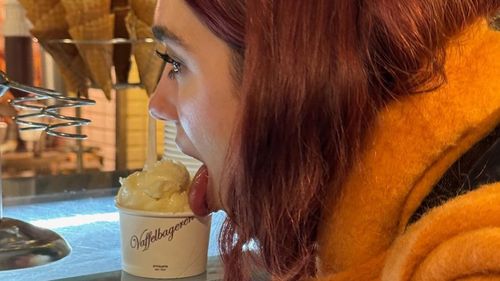 VIDEO „Sunt obsedată de mâncare” / Dua Lipa a împărtășit ingredientul ei preferat cu conținut ridicat de proteine pe care îl adaugă la salate