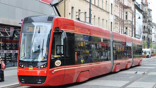 A sosit la Craiova primul tramvai modern / Va fi testat cu saci de nisip pe post de pasageri în următoarele zile / Tramvaiul are aer condiționat, Wi Fi și prize USB