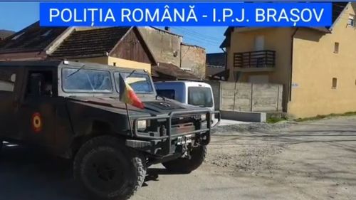 Tensiuni sociale într-o localitate din Brașov. Mai mulți romi au atacat jandarmii cu bâte / Primarul din Teliu, în urmă cu o săptămână: Riscăm să fim atacaţi la drumul mare/ Romii întorși din Germania și Anglia au rămas fără mâncare