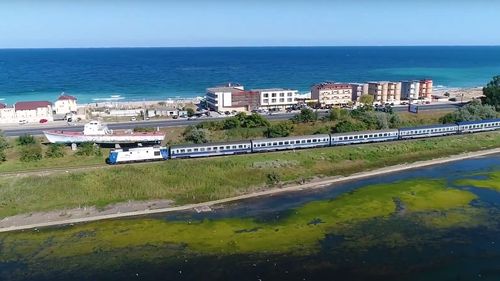 Încă un sezon estival fără ca linia de tren Constanța – Mangalia să fie modernizată și electrificată. CFR Infrastructură anunță că etapa de proiectare a ajuns la 55% și se încheie la sfârșitul anului/ Câte trenuri circulă spre litoral