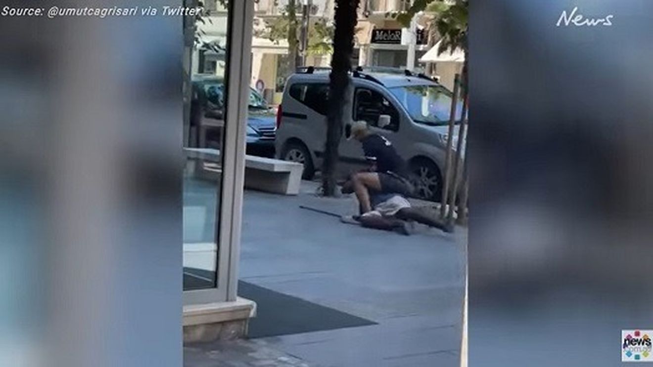 VIDEO Văduva nigerianului ucis în plină stradă în Italia sub privirile trecătorilor care filmau scena dar nu au intervenit:  "Italia, nu mă lăsa singură. Vreau dreptate pentru soțul meu" / Persoanele care nu au intervenit: ”Ne-a fost frică, bărbatul acela era o furie"