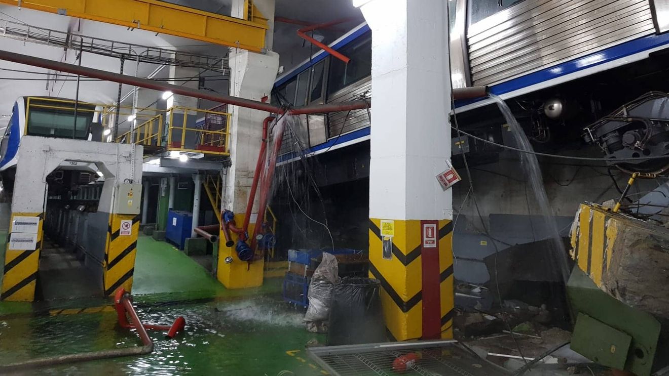 Metrou deraiat, două vagoane suspendate după ce au sărit de pe șine la depoul Berceni