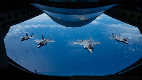 Avioane de vânătoare americane invizibile, desfăşurate în Orientul Mijlociu, anunță Pentagonul