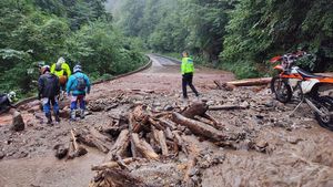Traficul pe Transalpina rămâne restricționat după ploile abundente / Circulația se desfășoară pe un singur fir, alternativ