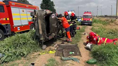Accident grav în Ialomița: Două femei au murit după ce o mașină a fost lovită de tren / Doi copii, transportați la spital în stare critică