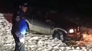 O familie cu trei copii, salvată din Munții Apuseni / Voiau să ajungă la Vârful Bihor și au rămas cu mașina înzăpezită