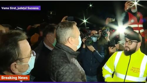 Premierul Nicolae Ciucă, apostrofat de antreprenori voluntari la Vama Siret: ”Ce-ați făcut? Nimic n-ați făcut. Știți cine trebuia să fie primii aici? Instituțiile, nu noi voluntarii”